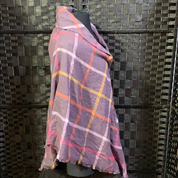 Plaid Zip up Ruana - Picture 4 of 8